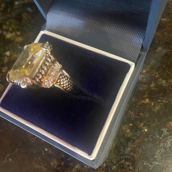 Elegant Gold and Silver Women's Ring - Picture 3 of 6